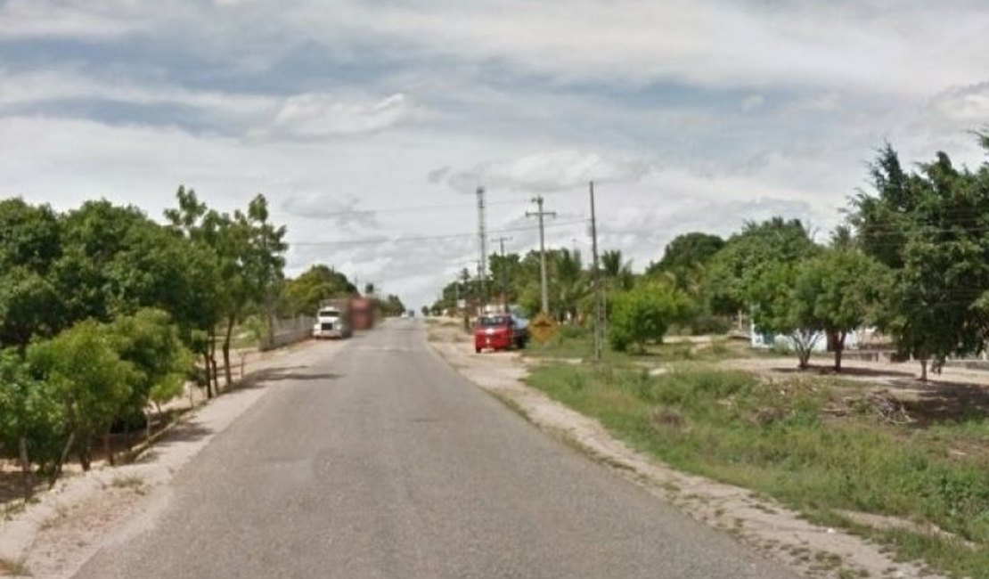 Motociclista fica gravemente ferido após ser atingido por pneu que se desprendeu de caminhonete