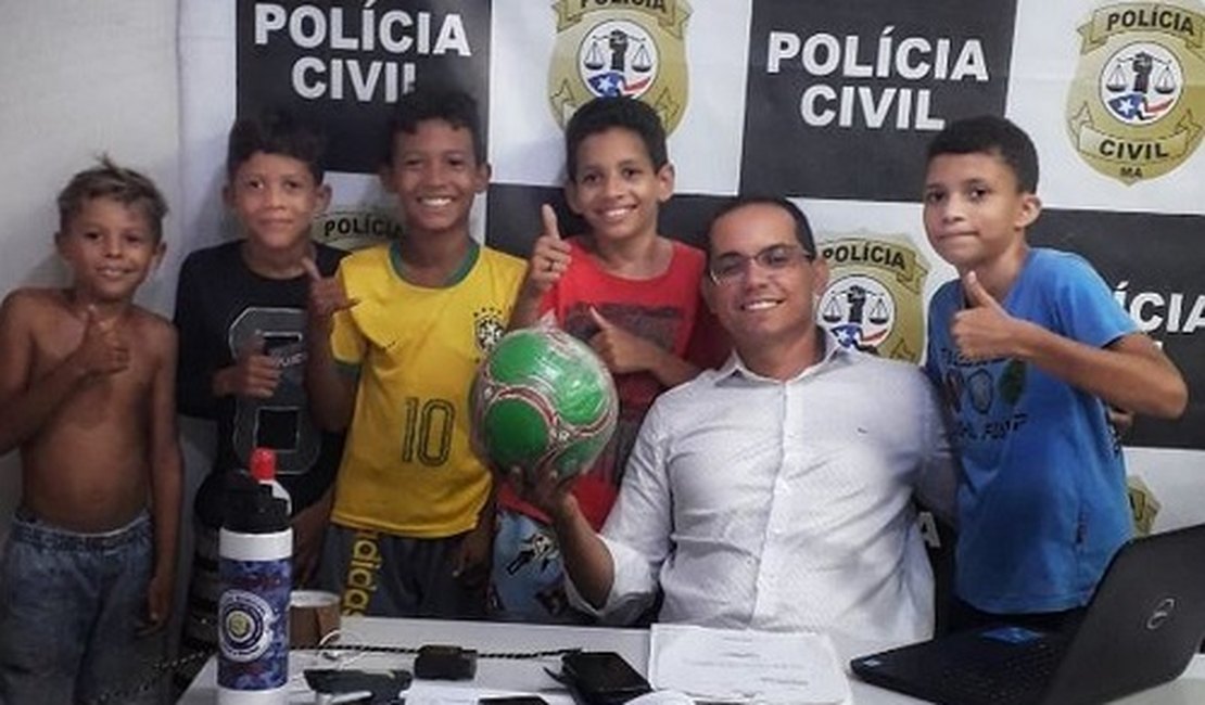 Crianças procuram delegacia para denunciar vizinha que tomou bola