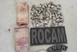 Homem é preso e adolescente apreendida com drogas próximo ao mercado público de Arapiraca