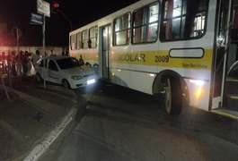 VÍDEO. Colisão entre ônibus escolar e automóvel é registrada no bairro Ouro Preto, em Arapiraca