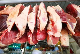 Homem furta peças de carne em supermercado e desacata policiais, em Maceió: 'Eu sei a viatura de vocês'