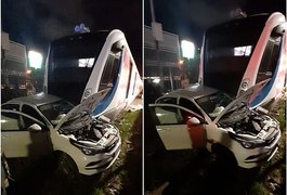 Idoso tem carro arrastado por VLT ao tentar atravessar trilhos em Maceió