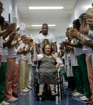 Roseana Murray é aplaudida ao ter alta de hospital, no Rio