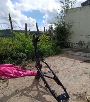 Chassi de moto é abandonado no bairro Massaranduba, em Arapiraca