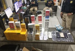 Polícia apreende mais de 100 celulares e quase 540 telas de smartphones em ônibus na BR-101, em São Sebastião