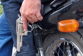 Bandidos roubam mil e quinhentos reais de motociclista