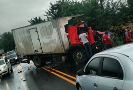 VÍDEO. Colisão entre caminhões deixa três feridos na BR 316, em Atalaia