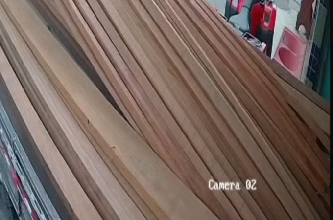 Câmera registra momento em que trabalhador cai de caminhão e é atingido no rosto por madeira em Lagoa da Canoa