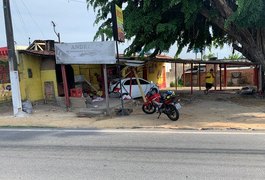 Carro com quatro ocupantes invade e destrói bar, em Maceió