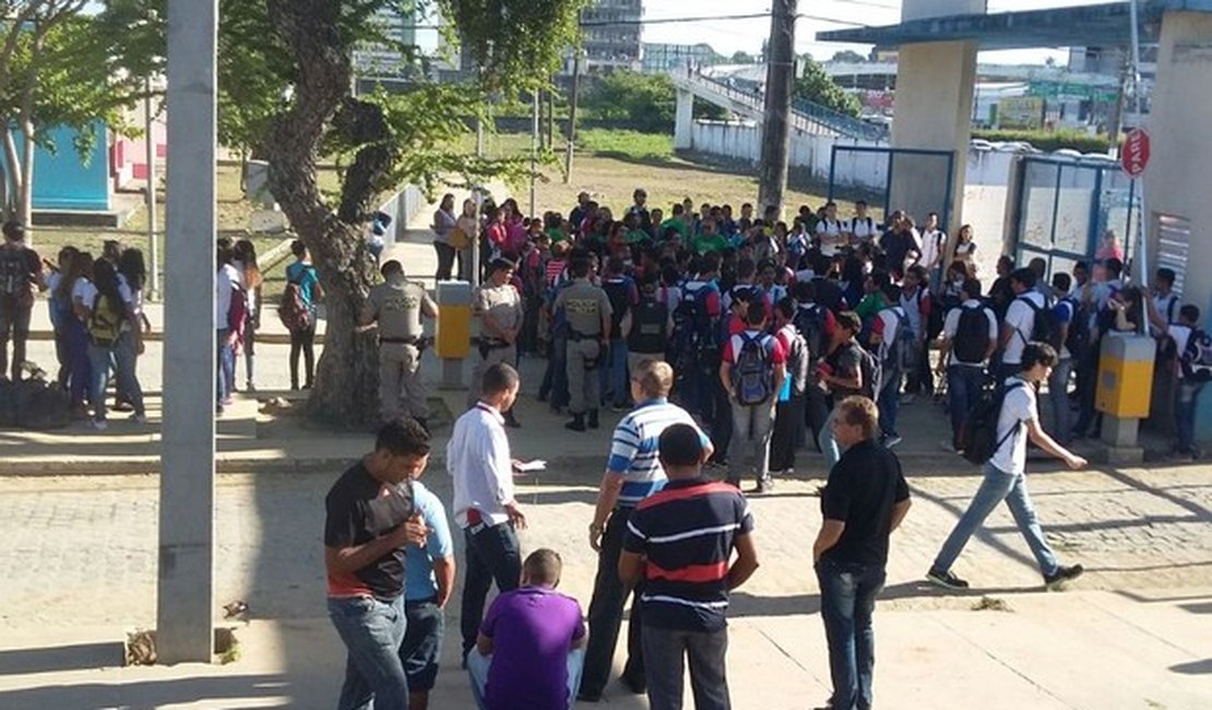 Estudantes protestam para cobrar transporte em Maceió