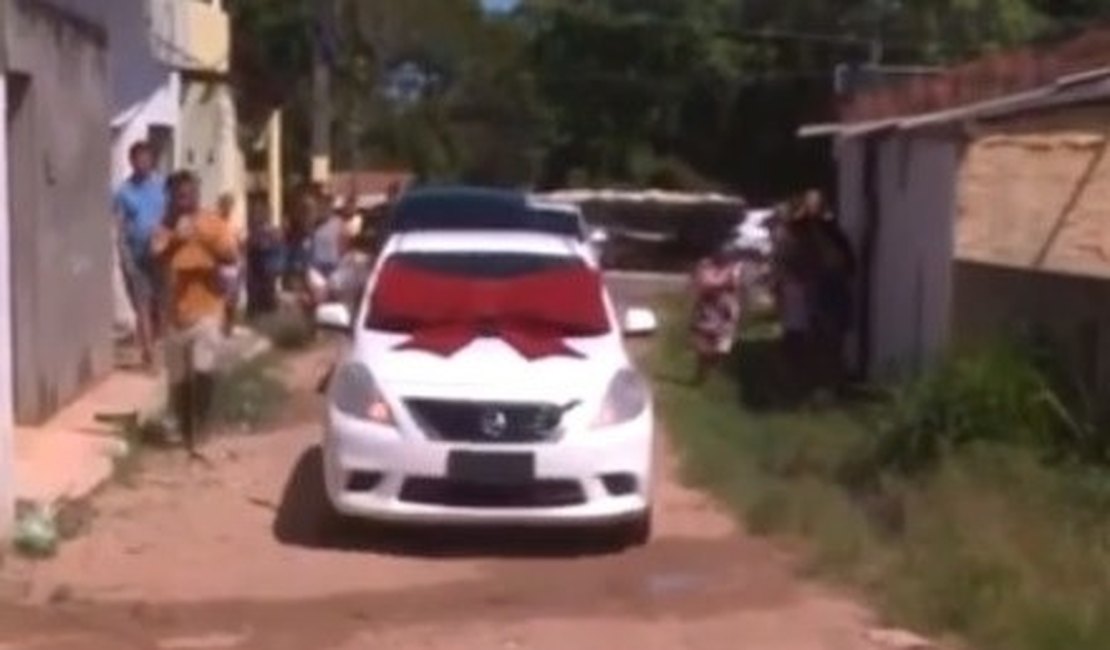 Torcedor que teve carro depredado em Maceió ganha novo veículo