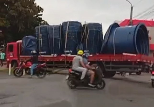Caminhão com caixas d'água invade Ciclovia do Trabalhador durante conversão