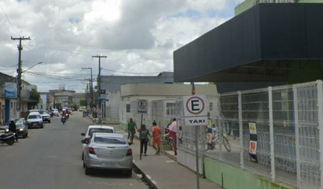 Motociclista embriagado atinge carro em frente a supermercado e é detido por populares em Arapiraca