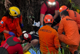 Homem de 53 anos é resgatado pelo Corpo de Bombeiros após cair em ribanceira em Capela