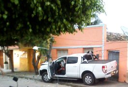 Homem é detido após bater carro em poste, em Arapiraca