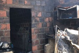 'Perdi tudo', diz moradora de casa destruída por incêndio em Maceió
