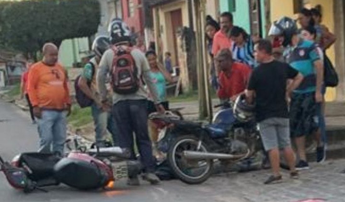 Duas pessoas ficam feridas após colisão frontal entre motocicletas, em Arapiraca