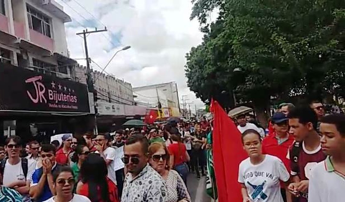 Vídeo: Estudantes e professores de Arapiraca fazem protesto contra cortes na educação