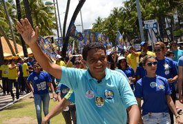 Candidato ao Governo, Júlio Cezar, faz campanha na orla de Maceió