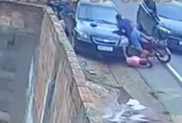 VÍDEO: Câmera flagra acidente após motociclista invadir contramão na AL-115, em Lagoa da Canoa