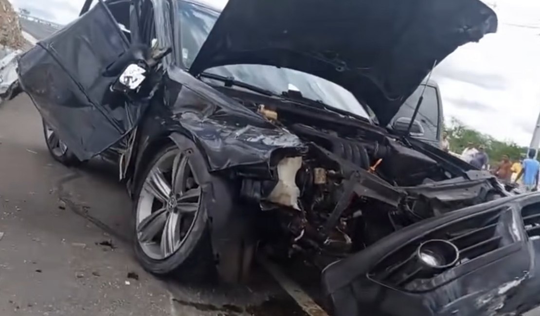 Motorista perde controle de carro e bate em mureta na AL-220, em Jacaré dos Homens