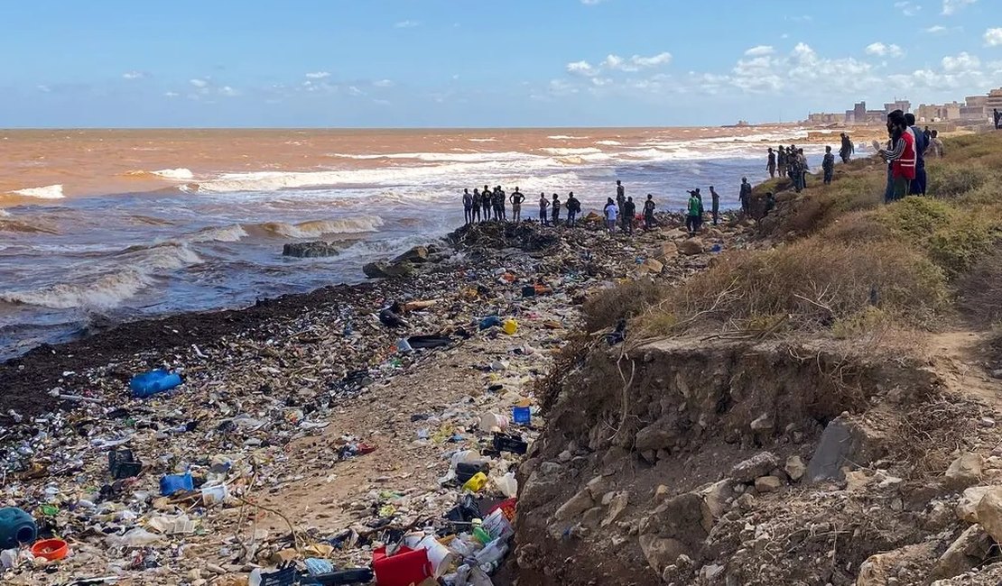 Centenas de corpos são encontrados em praias da Líbia