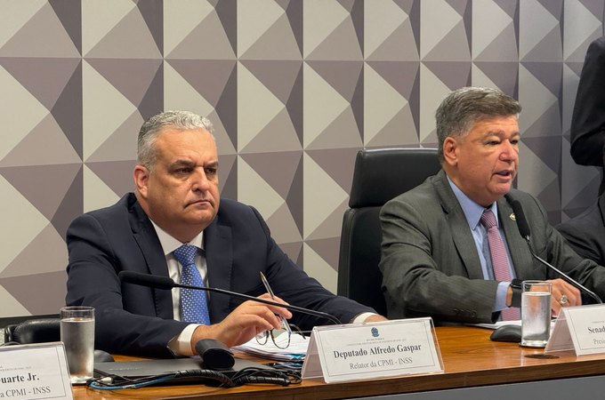 Alfredo Gaspar cobra explicações para advogado Nelson Wilians em depoimento na CPMI do INSS