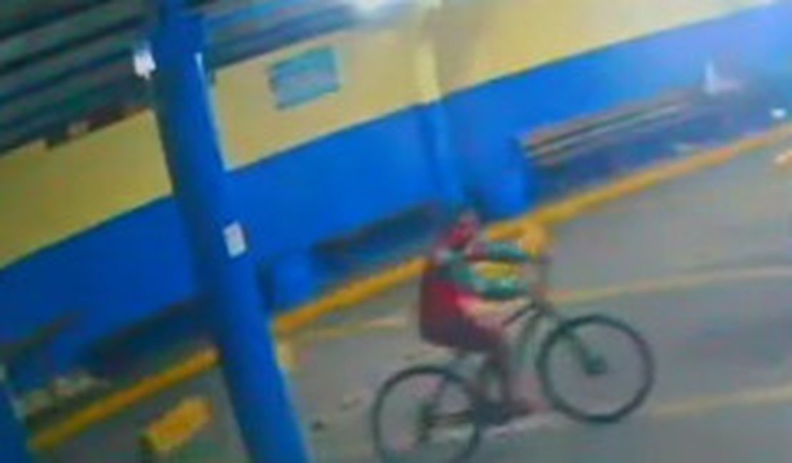 Ladrão furta bicicleta em ponto de vans em Arapiraca e é flagrado por câmera; assista