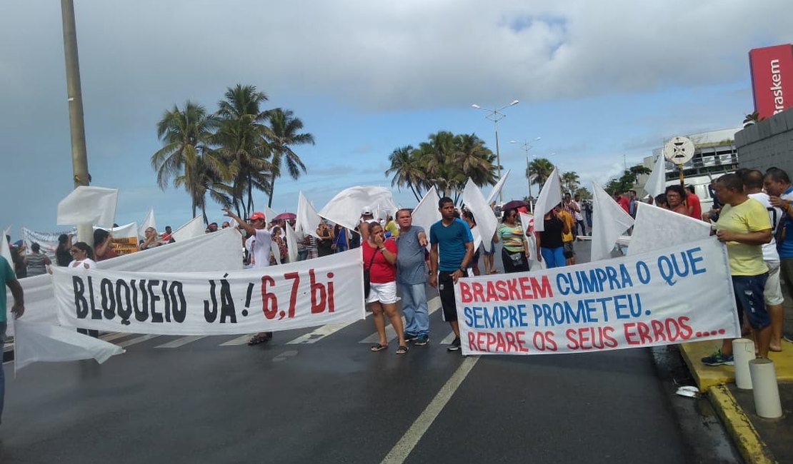 Famílias fazem ato para cobrar bloqueio de R$ 6,7 bilhões da Braskem