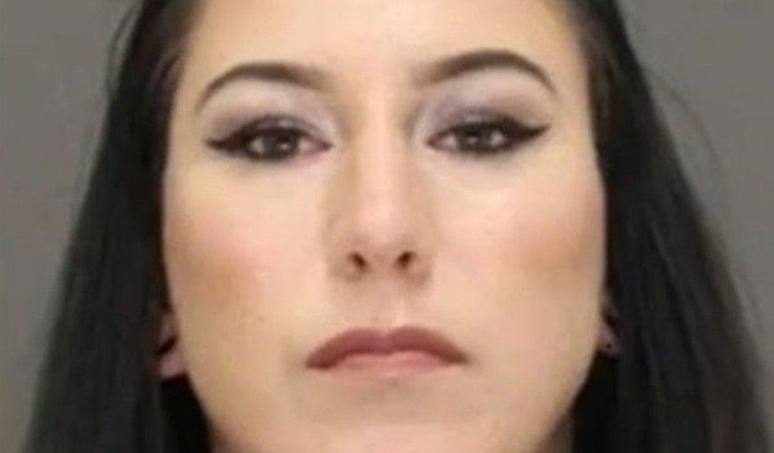 Mulher estrangula homem durante o sexo, transa com cadáver, o esquarteja e joga cabeça em balde