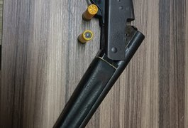 Policiais do 3° BPM apreendem arma de fogo e moto roubada em Campo Grande, AL