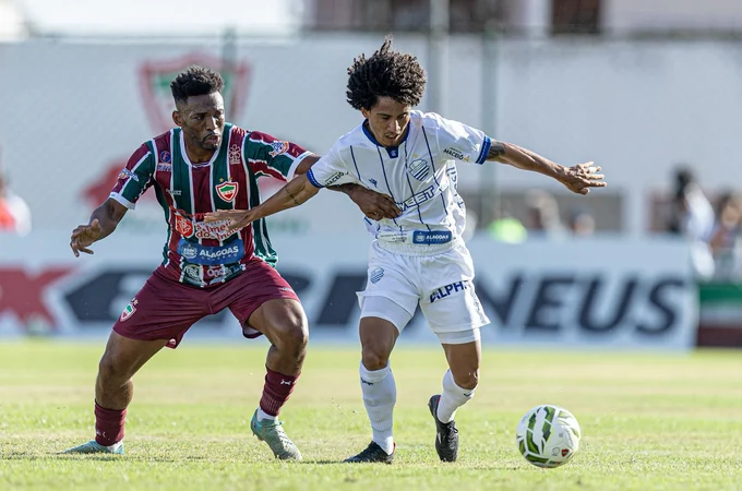 CSA vence o CSE com pênalti polêmico e segue vivo na briga pela liderança do Alagoano