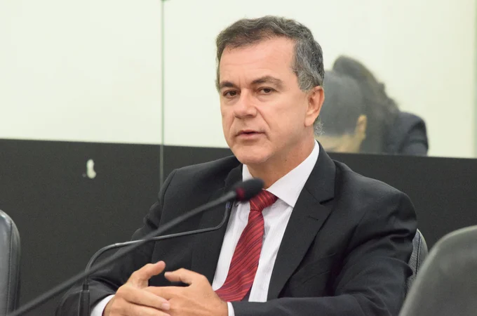 Deputado critica ação da Prefeitura de Maceió que interditou totens de segurança do Estado