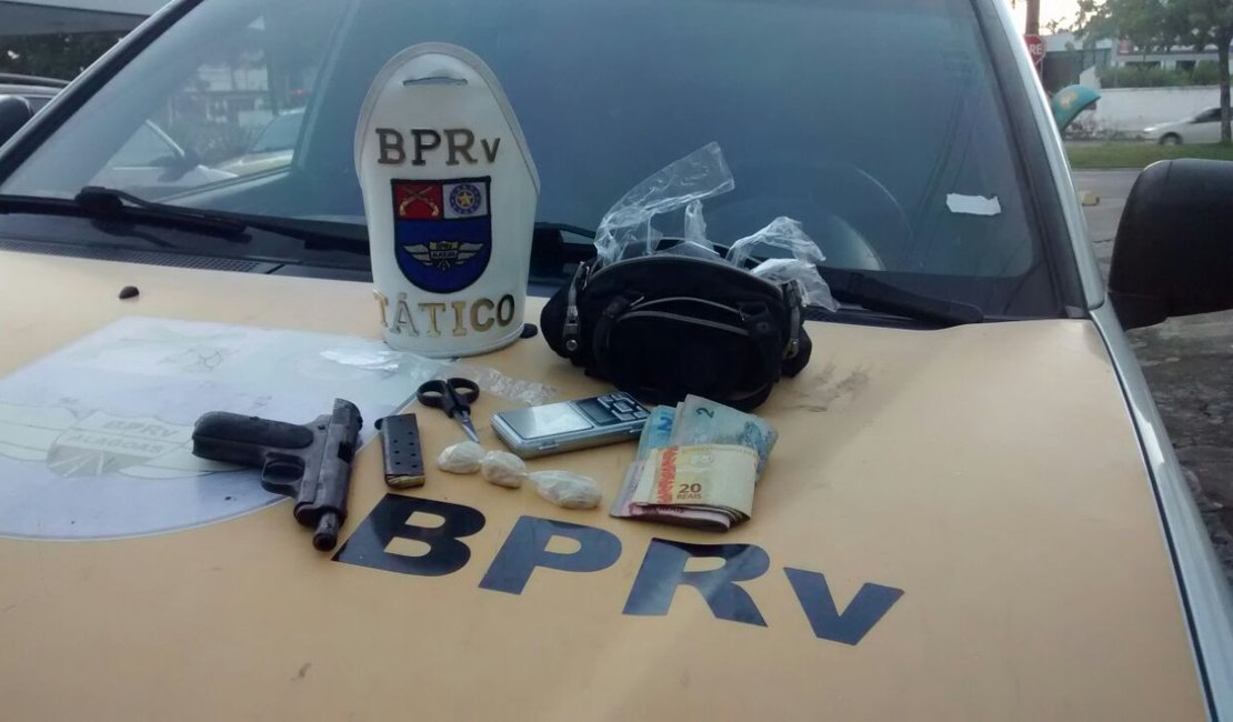 Ação conjunta cumpre mandado no Virgem dos Pobres; arma e droga são apreendidas