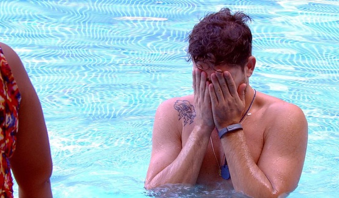Alagoano Luiz Felipe e Emilly se abraçam na piscina