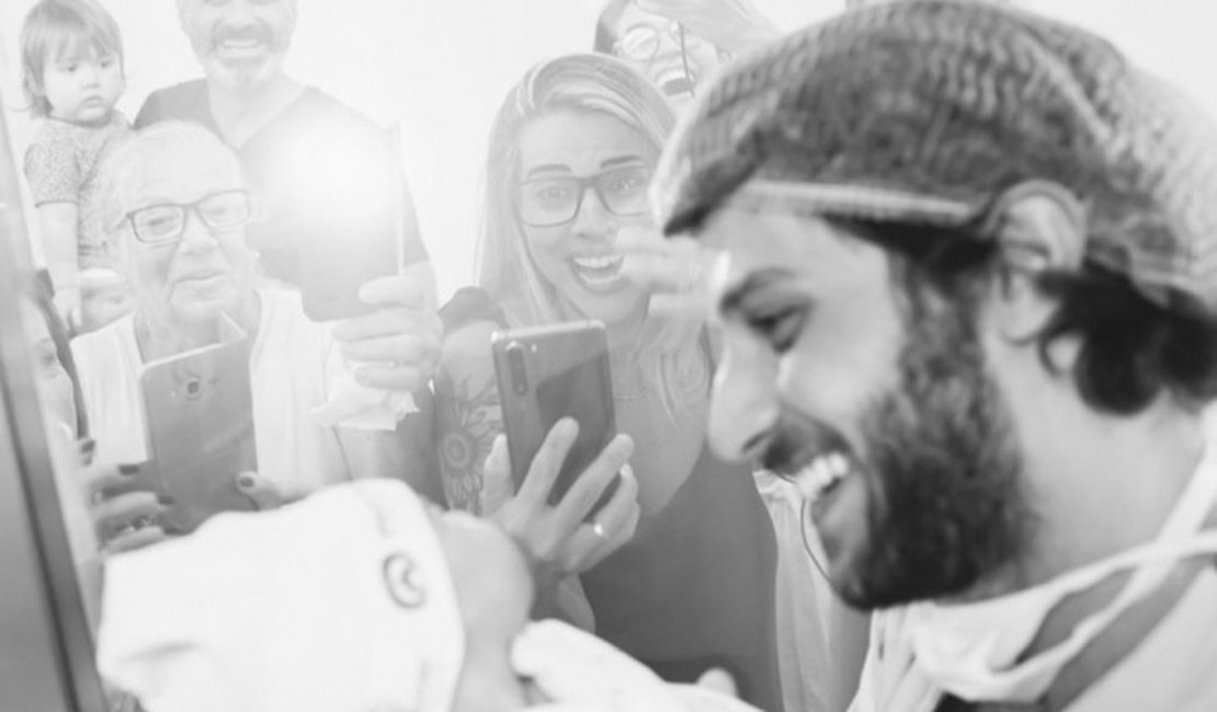 Laura Neiva posta foto de Chay Suede no nascimento da filha