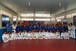 Instituto Andrade retoma atividades de judô e recebe a visita de técnico renomado