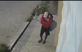 Vídeo flagra homem furtando residência em Arapiraca