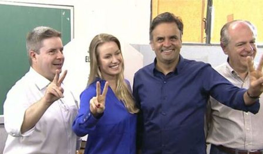 Aécio Neves vota em Belo Horizonte ao lado da esposa e aliados