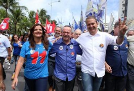 Biu de Lira arrasta multidão em festa na orla de Maceió