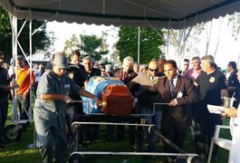 Sob homenagens e comoção corpo de agente da PF morto em assalto é sepultado
