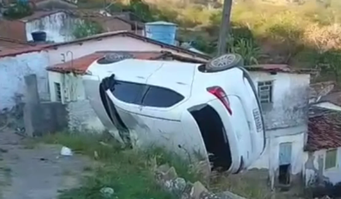 VÍDEO: Carro tomba e poste de energia elétrica impede veículo de despencar de ribanceira em Palmeira