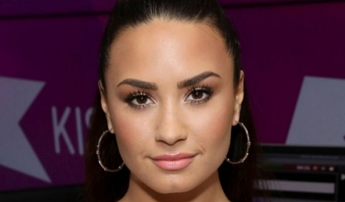 Demi Lovato explica orientação sexual: Saio tanto com homens quanto com mulheres