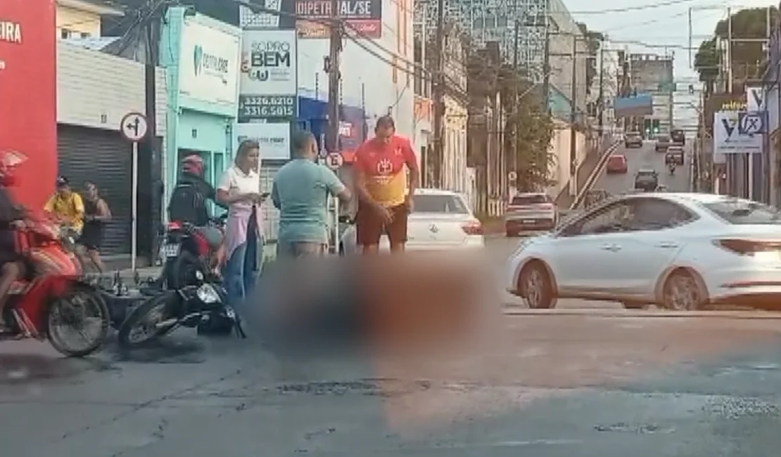 Acidente entre carro e moto deixa duas pessoas feridas no Centro de Maceió