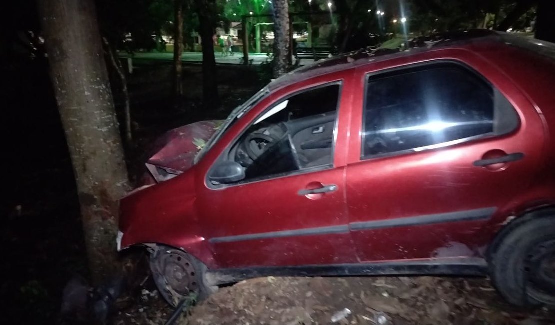 Mulher perde controle de carro, cai em ribanceira e atinge árvore no Bosque das Arapiracas