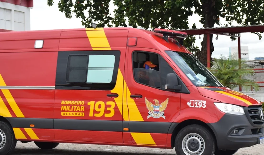 Jovens em motocicleta ficam feridas após batida contra lixeira de calçada na Vila São José