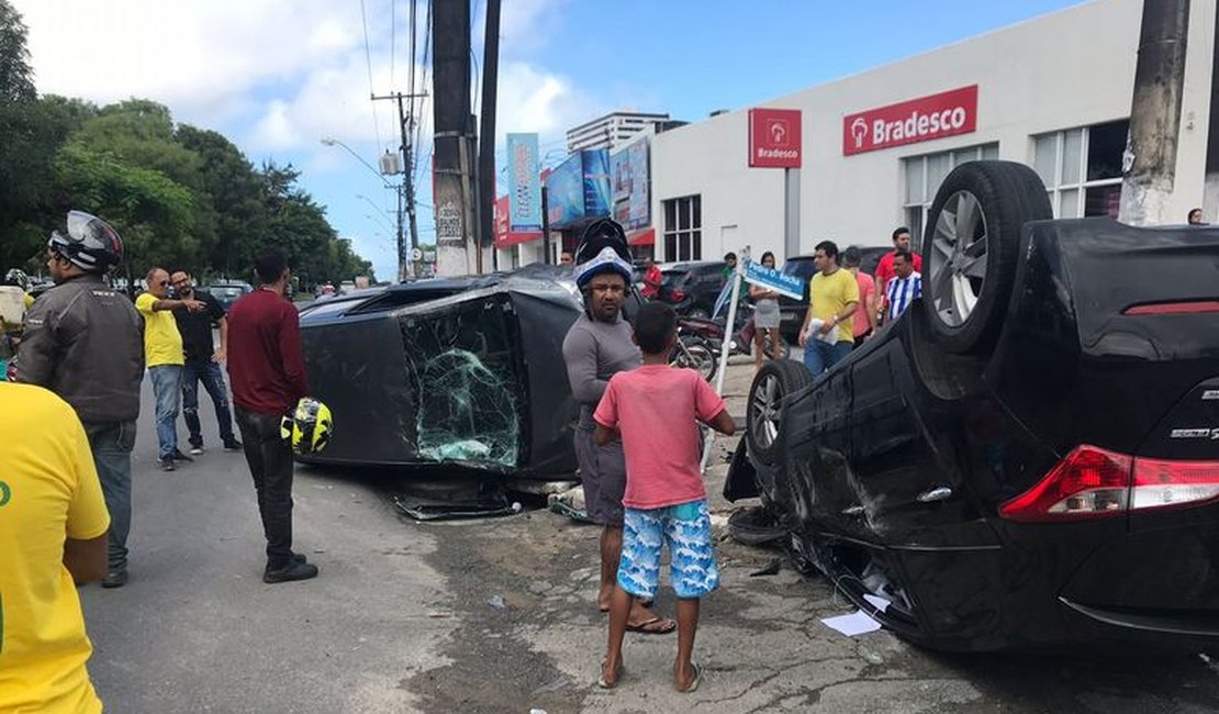 Vídeo: Dois carros capotam após batida em importante avenida de Maceió