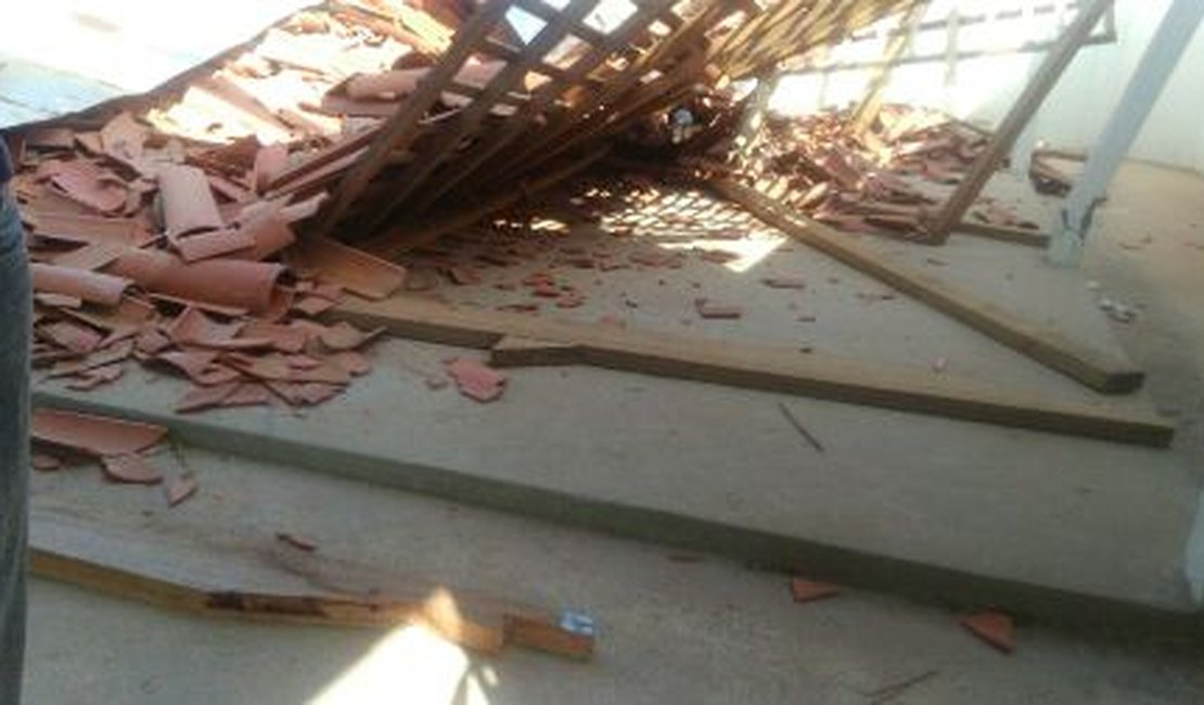 Fachada de escola desaba e deixa três estudantes feridos, em Arapiraca