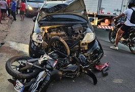 Duas pessoas ficam feridas em batida envolvendo carro e moto em Arapiraca