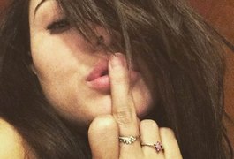 Isis Valverde se irrita com haters e mostra o dedo no Instagram